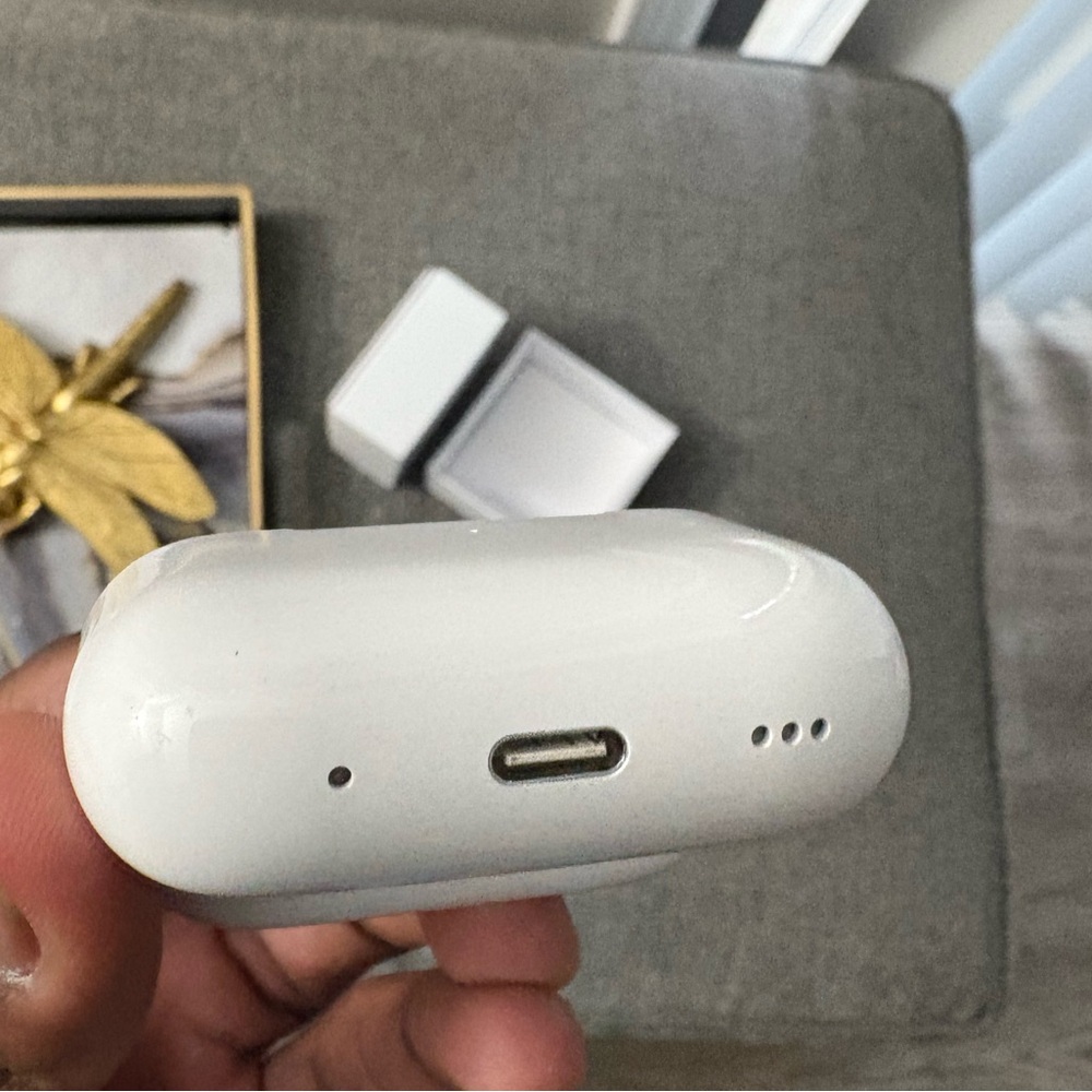 AirPods Pro 2 usb C - Picture 7 of 9